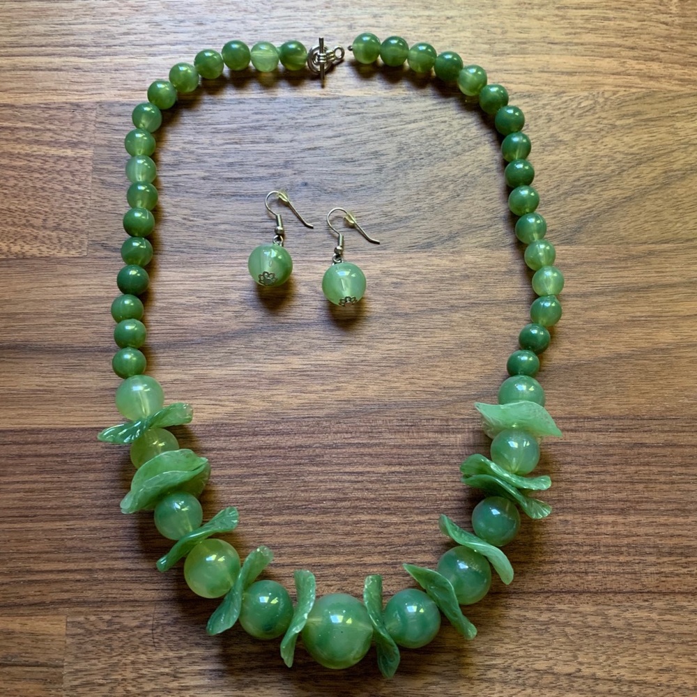 Green Acrylic Necklace Set